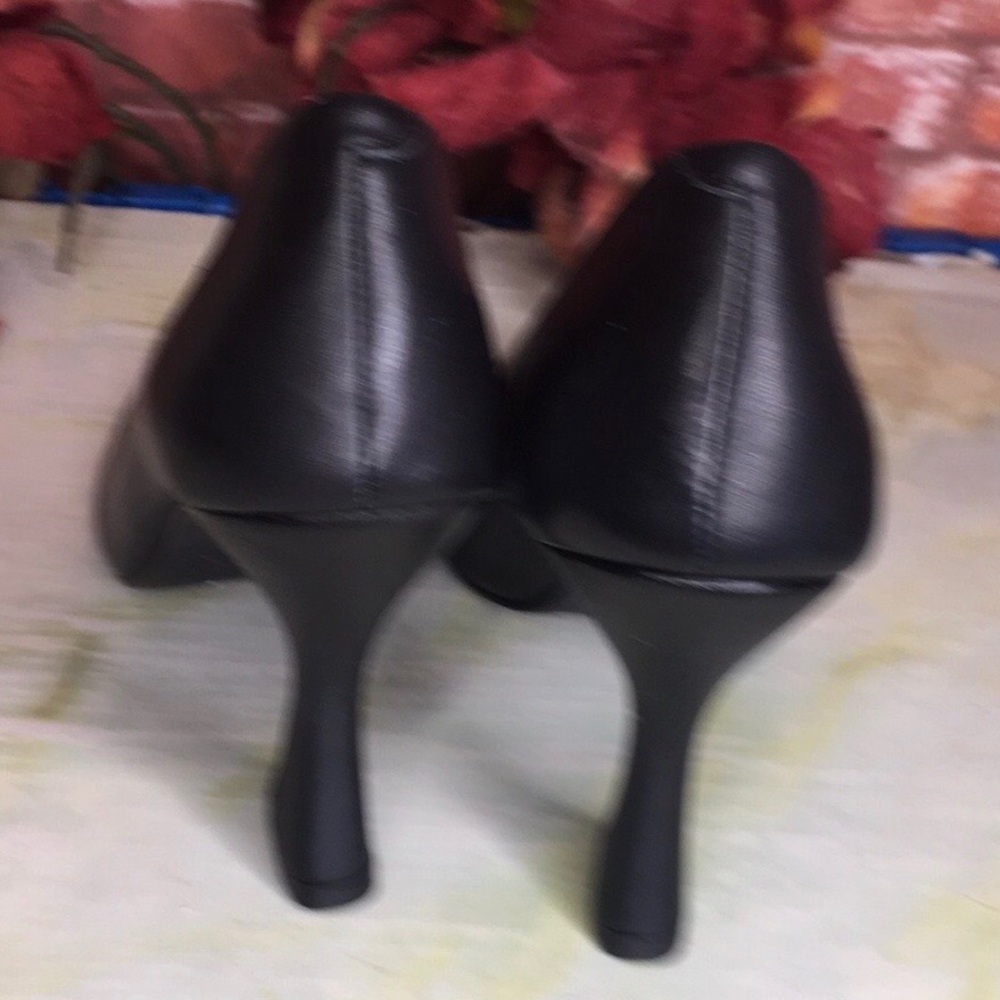 Steve Madden Black Leather Granny Pumps - Picture 8 of 11